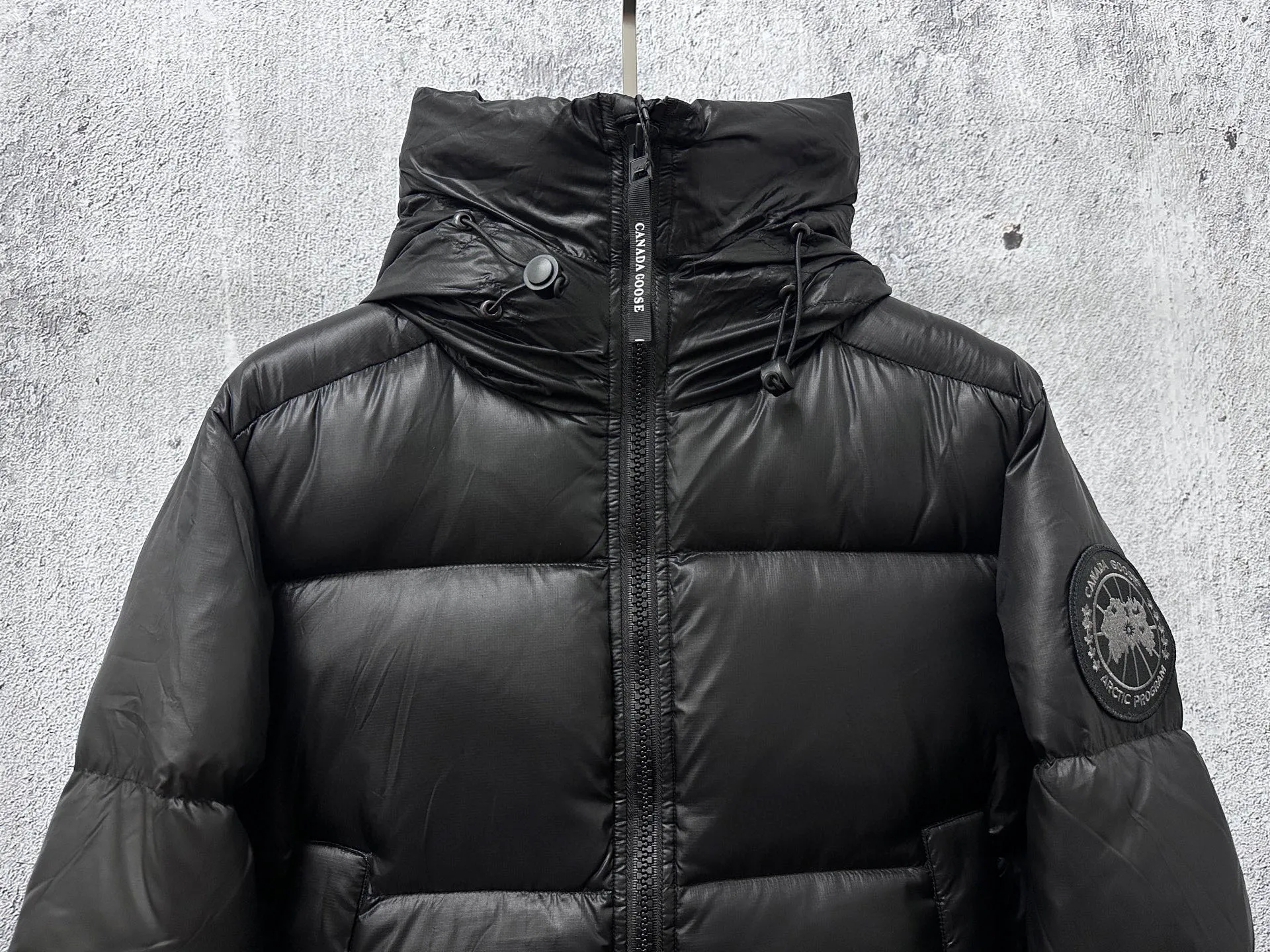 P780 [𝘾𝘼𝙉𝘼𝘿𝘼 𝙂𝙊𝙊𝙎𝙀] Canada Goose's limited new Crofton puff down jacket, top version, ceiling level Crofton soft loaf, 2024 latest style, cold protection effect up to level 4, using recycled Feather-Light tear-resistant fabric, ultra-light, no weight on the upper body at all! The unique black label highlights your temperament‼ ️ Canada Goose, a Canadian brand, has always been recognized as the warmest down jacket. Various Instagram celebrities, Internet celebrities, and celebrities often wear it for street photos. I make Canada Goose every year, but I still can't get rid of my love for it. No matter how cold the days are, there is no need to be afraid, because there is! Filled with 90% white duck down, it is the legendary warmest down jacket and is known as a must-have for Arctic outdoor sports! The most popular down jacket in the world, celebrities are rushing to buy it, it is a must-have!  Size: S~XXL